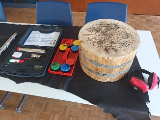 Für die Trockenübungen zur Betäubung von Rindern, stehen Bolzenschussgeräte, Munition und ein Holzblock als Dummy bereit&nbsp;&copy;&nbsp;Landkreis Holzminden
