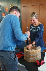 praktische Übungen mit dem Bolzenschussgerät auf einem Holzblock, um ein Gefühl für den Widerstand und Rückschlag der Geräte zu entwickeln&nbsp;&copy;&nbsp;Landkreis Holzminden