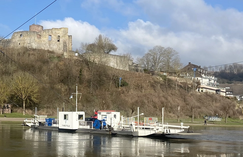 Betriebszeitenänderung Poller Fähre Eine Fähre setzt über einen Fluss