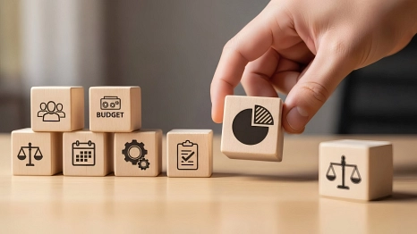 Budget Verschiedene Würfel mit Symbolen für Gruppe, Budget, Diagramm, Waage, Zahnrad und Checkliste © Adobe Stock