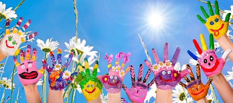 Bunte Kinderhände vor Blumen und Himmel&nbsp;&copy;&nbsp;Adobe Stock