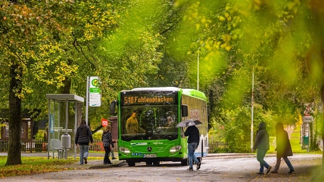 Bus Fohlenplacken Bus nach Fohlenplacken steht an der Haltestelle und nimmt Fahrgäste auf © Landkreis Holzminden