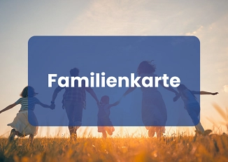 Button Familienkarte Bild mit der Aufschrift Familienkarte und einer Familie im Hintergrund © Canva