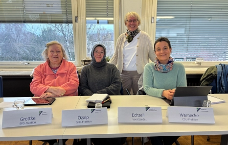 Frauen in die Kommunalpolitik Vier Frauen, davor vier Namensschilder mit der Beschriftung "Grottke SPD-Fraktion", "Özalp SPD-Fraktion", "Echzell Vorsitzende" und "Warnecke CDU-Fraktion" © Landkreis Holzminden