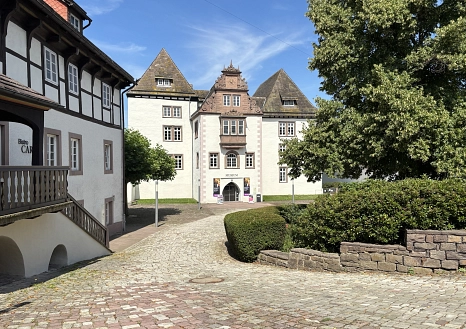 Ein Hof mit Gebäuden