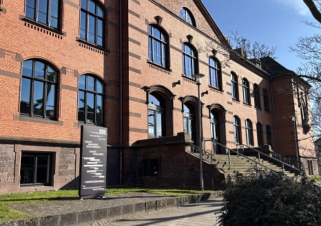 Ein Gebäude mit einem Schild davor mit der Aufschrift "HAWK"
