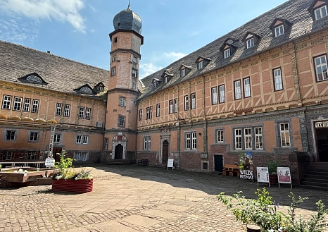 Der Innenhof eines Schlosses