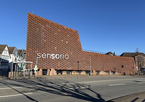 Ein Gebäude in einer Innenstadt mit der Aufschrift "Sensoria"