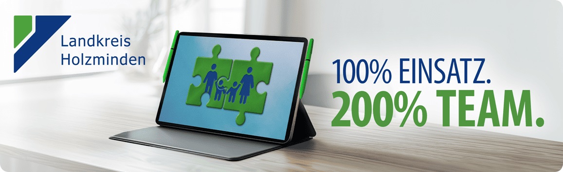Es ist ein Tablet zu sehen auf dem eine Familie innerhalb von zwei Puzzleteilen abgebildet ist. Dort neben steht 100 % Einsatz und 200 % Team