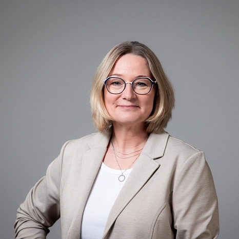 Stefanie Ahlborn Porträt einer Frau auf neutralem Hintergrund © Landkreis Holzminden